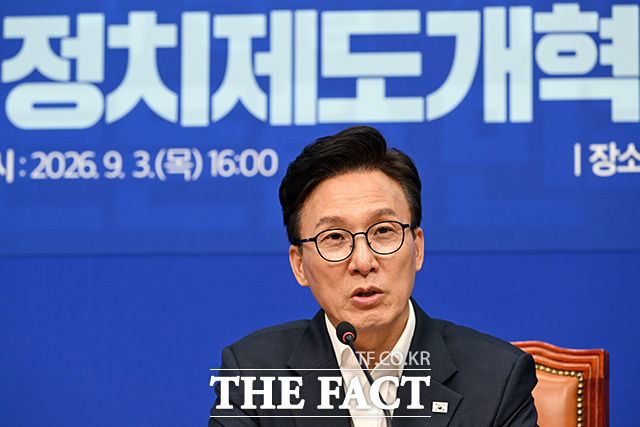 김민석 더불어민주당 대표가 3일 오후 서울 여의도 국회에서 열린 정치제도개혁추진단 1차 회의에서 모두발언을 하고 있다. /국회=남용희 기자