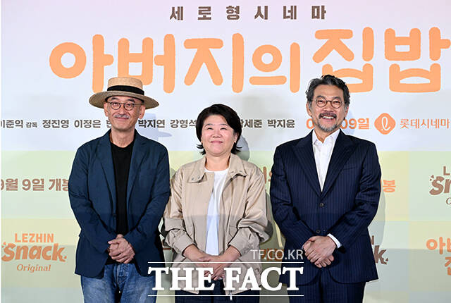 이준익 감독, 배우 이정은, 정진영(왼쪽부터)이 3일 오후 서울 송파구 롯데시네마 월드타워에서 열린 숏드라마 '아버지의 집밥' 언론시사회 및 기자간담회에 참석해 포즈를 취하고 있다. /박상민 기자