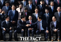  전·현직 국회의장 사이에서 어색한 미소 짓는 장동혁 대표 [TF포착]