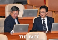  윤호중 장관과 대화하는 김민석 대표 [포토]