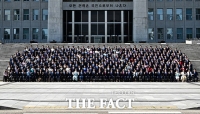 '손 맞잡은 여야'…제22대 국회 후반기 국회의원 단체사진 촬영 [TF사진관]