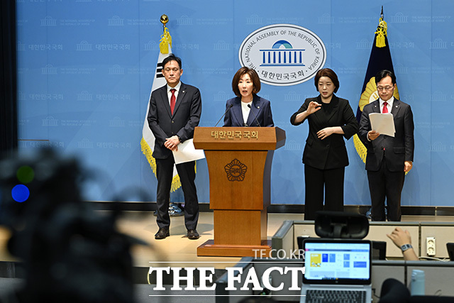 [더팩트ㅣ국회=남용희 기자] 나경원 국민의힘 의원이 4일 오전 서울 여의도 국회 소통관에서 기자회견을 열고 발언을 하고 있다.