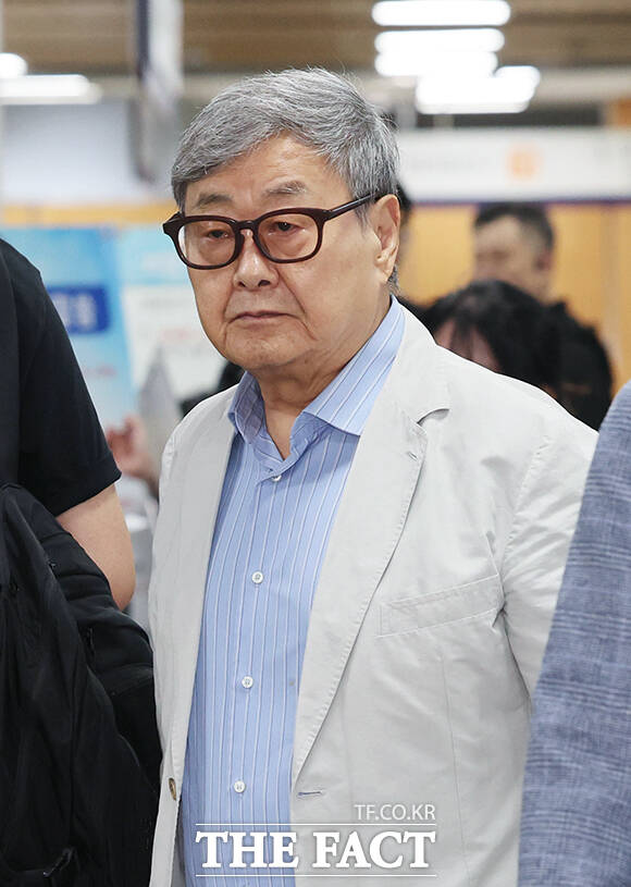 김준기 DB그룹 창업회장이 4일 서울 서초구 서울중앙지방법원에서 열린 '독점규제및공정거래에관한법률위반 혐의' 1차 공판에 출석하고 있다. /남윤호 기자