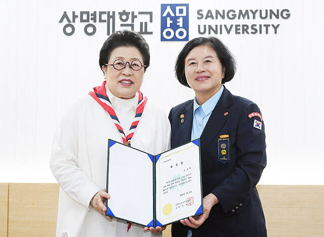 김종희 상명대학교 총장(왼쪽)이 4일 서울 종로구 상명대학교에서 열린 'Move Her! FC걸스카우트' 위촉식에서 후원회장으로 위촉된 후 편희숙 한국걸스카우트연맹 총재와 기념촬영을 하고 있다. /상명대
