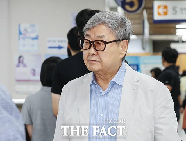 김준기 DB그룹 창업회장이 4일 서울 서초구 서울중앙지방법원에서 열린 '독점규제및공정거래에관한법률위반 혐의' 1차 공판에 출석하고 있다. /남윤호 기자