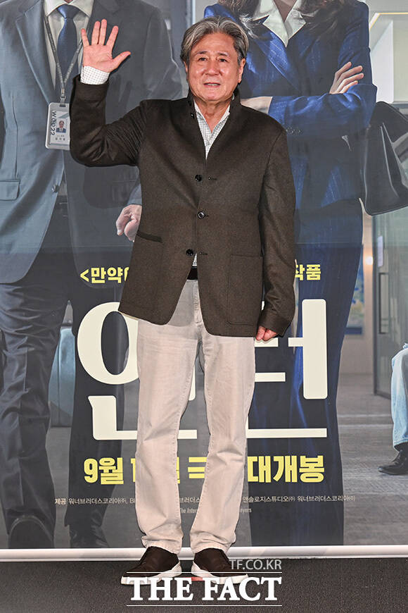최민식과 한소희, 김도영 감독, 배우 김준한, 류혜영(왼쪽부터)이 포즈를 취하고 있다.