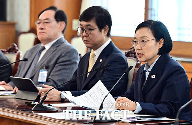 한성숙 국무총리(가운데)가 4일 오후 서울 종로구 정부서울청사에서 열린 국가스포츠정책위원회 회의에 참석해 모두발언을 하고 있다. /임영무 기자
