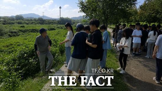 경기 고양시의 ‘지역기반 환경교육–창릉천 편’에 참여한 학생들을 대상으로 시 생태환경교육센터 환경활동가들이 생태 특성을 설명하고 있다. /고양시