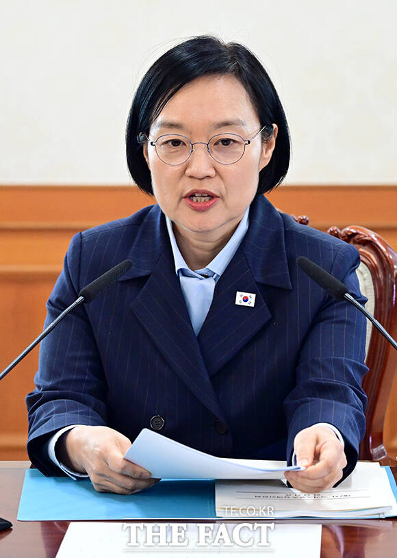한성숙 국무총리(가운데)가 4일 오후 서울 종로구 정부서울청사에서 열린 국가스포츠정책위원회 회의에 참석해 모두발언을 하고 있다. /임영무 기자