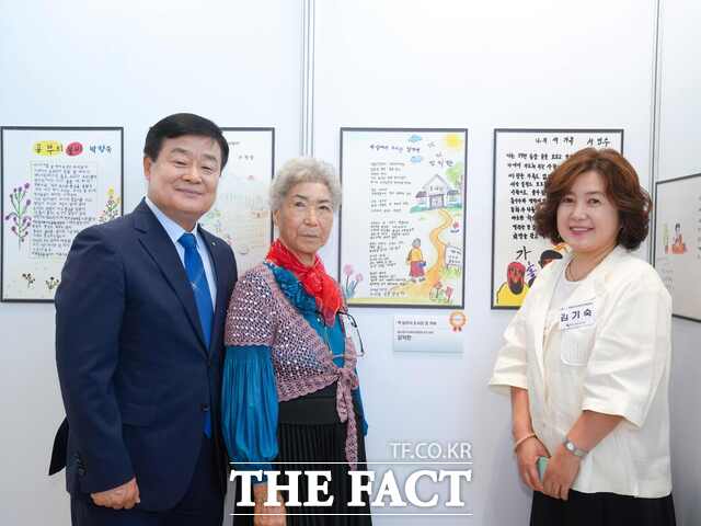 4일 열린 제11회 충남문해한마당에서 이병도 충남도교육감이 김익한 문해학습자(가운데), 김기숙 문해교사와 함께 기념 촬영을 하고 있다. /충남도교육청