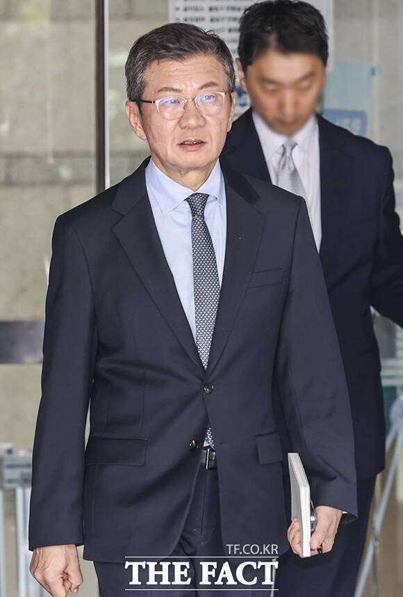 독점규제및공정거래법 위반 혐의를 받는 정몽규 HDC 회장이 4일 서울 서초구 서울중앙지방법원에서 열린 첫 공판에 출석하고 있다. /남윤호 기자