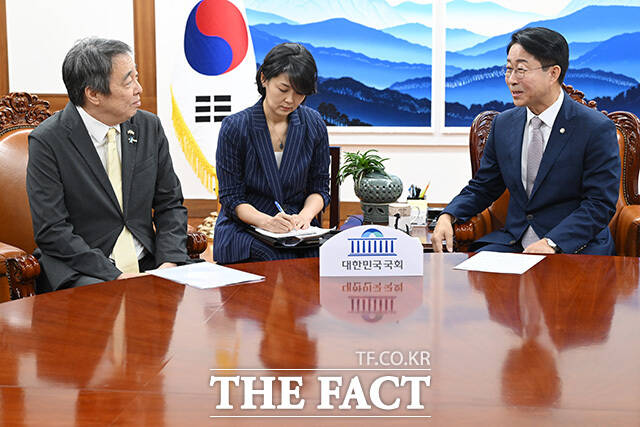 미즈시마 고이치 주한일본대사 만나 대화 나누는 조정식 국회의장(오른쪽).