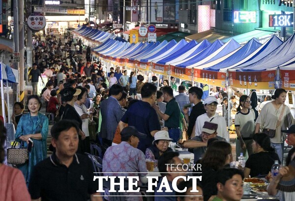2025년 9월 7일 대전 대덕구 석봉동 신탄진전통시장 인근에서 시민들이 장을 보고 있다. /대전 대덕구