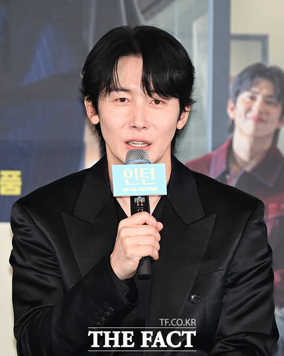 최민식과 한소희, 김도영 감독, 배우 김준한, 류혜영(왼쪽부터)이 포즈를 취하고 있다.