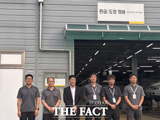 (왼쪽부터) 김영훈 일반정비 팀장, 최용권 판금정비 팀장, 이정귀 사업소장, 장종민 도장정비 팀장. /황지향 기자
