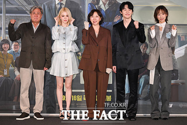최민식과 한소희, 김도영 감독, 배우 김준한, 류혜영(왼쪽부터)이 포즈를 취하고 있다.