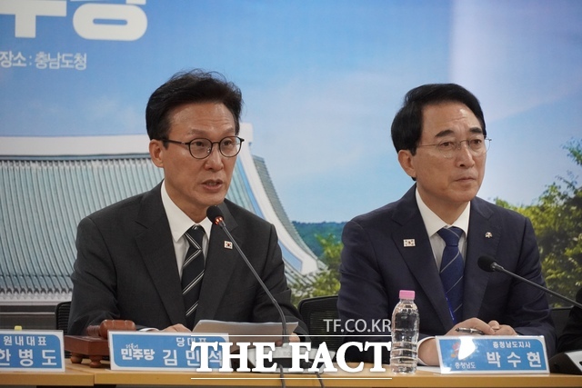 김민석 더불어민주당 대표(왼쪽)가 4일 충남도청에서 열린 충남도-더불어민주당 예산정책협의회에서 발언하고 있다. 오른쪽은 박수현 충남도지사. /노경완 기자