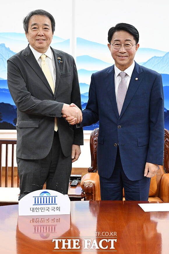 미즈시마 고이치 주한일본대사 만나 대화 나누는 조정식 국회의장(오른쪽).