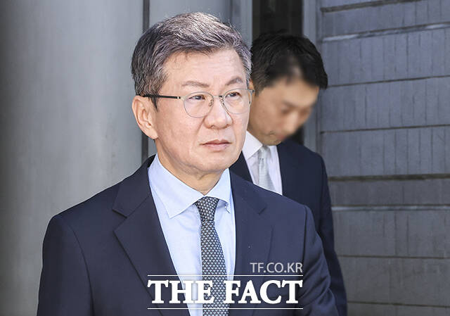 독점규제및공정거래법 위반 혐의를 받는 정몽규 HDC 회장이 4일 서울 서초구 서울중앙지방법원에서 열린 첫 공판에 출석하고 있다. /남윤호 기자