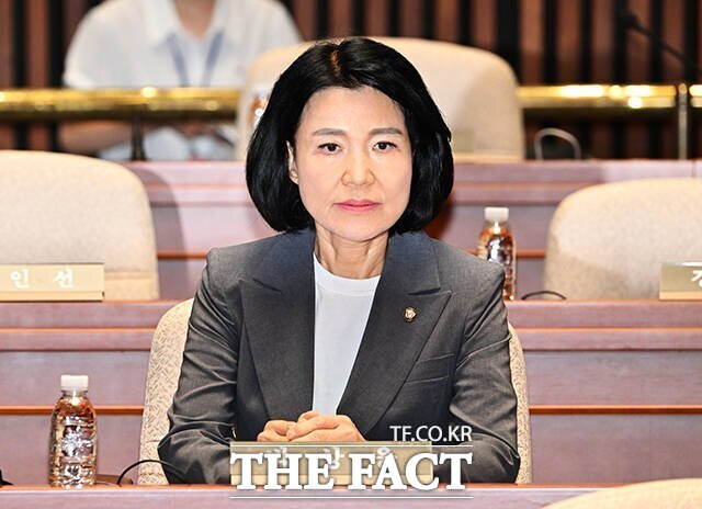 강성 보수 지지층을 중심으로 이 의원의 존재감이 커지고 있다는 평가도 있다. 사진은 이 의원이 지난달 26일 오후 국회에서 열린 의원총회에 참석한 모습. /배정한 기자
