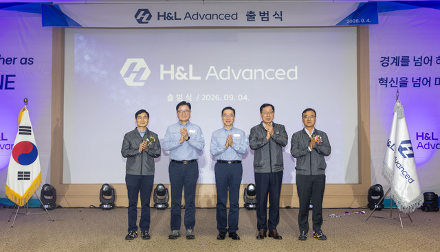 4일 충남 서산 대산석유산업단지에서 열린 H&L 어드밴스드 공식 출범식에서 조남수 H&L 어드밴스드 공동대표(왼쪽부터), 정임주 HD현대오일뱅크 대표, 송명준 HD현대오일뱅크 대표, 이영준 롯데그룹 화학군 총괄대표, 천양식 H&L 어드밴스드 공동대표가 기념 촬영하고 있다. /H&L 어드밴스드