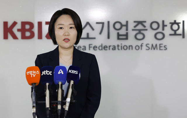 이소영 중소벤처기업부 장관 후보자가 4일 서울 영등포구 중소기업중앙회에서 김기문 중기중앙회 회장과 차담회를 마치고 취재진의 질문에 답하고 있다. /뉴시스