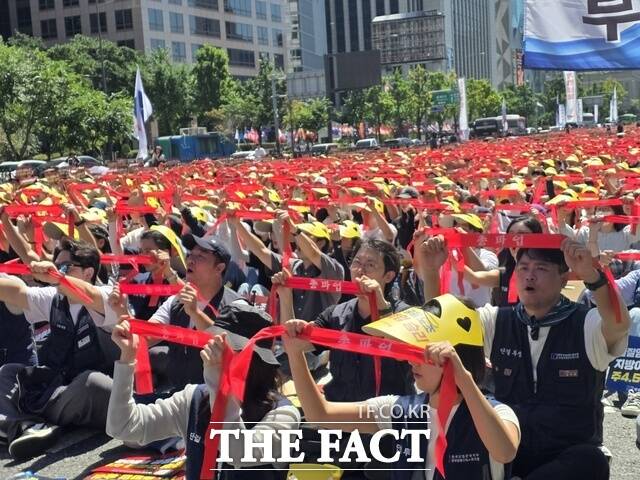 한국노동조합총연맹(한국노총) 전국금융산업노동조합(금융노조)이 대규모 총파업 집회에 나선 4일 오전 서울 종로구 동화면세점 인근에서 집회 참가자들이 구호를 외치고 있다. /이선영 기자