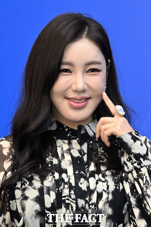 가수 송가인이 4일 오후 서울 중구 동대문디자인플라자(DDP) 에서 열린 2027 S/S 서울패션위크 까이에 포토월에 참석해 포즈를 취하고 있다. /김성렬 기자