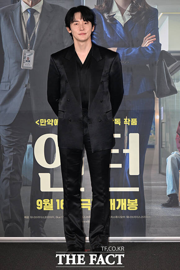 최민식과 한소희, 김도영 감독, 배우 김준한, 류혜영(왼쪽부터)이 포즈를 취하고 있다.