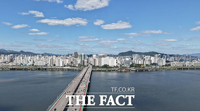 4일 오후 서울 여의도 영등포구 일대에서 바라본 서울 하늘이 청명한 모습을 보이고 있다. /박헌우 기자