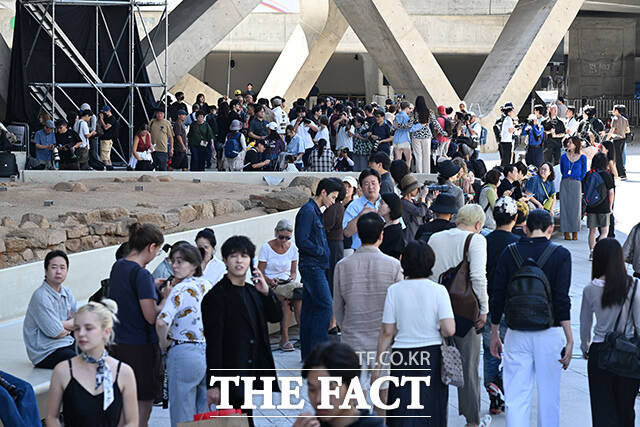 2027 S/S 서울패션위크가 열리고 있는 4일 오후 서울 중구 동대문디자인플라자(DDP)에서 한 외국인 모델이 포즈를 취하고 있다. /김성렬 기자