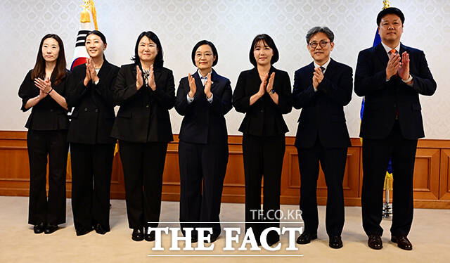 한성숙 국무총리(왼쪽 네 번째)가 4일 오후 서울 종로구 정부서울청사에서 열린 국가스포츠정책위원회 위촉식에 참석해 김수녕 공동위원장을 비롯한 위원들과 기념사진을 찍고 있다. /임영무 기자