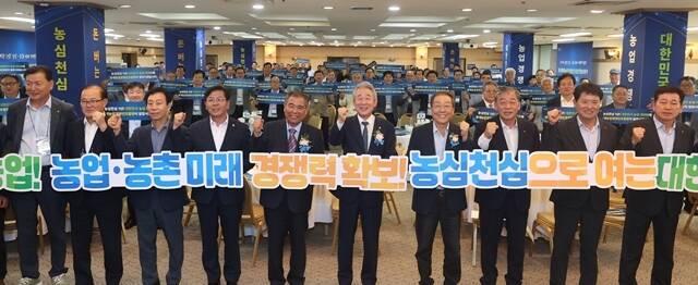 강호동 농협중앙회 회장(왼쪽에서 6번째)이 지난 3일 충북 수안보 상록호텔에서 열린 농축협 전국후계농업경영인조합장협의회 워크숍에서 참석자들과 기념 촬영을 하고 있다. /농협중앙회