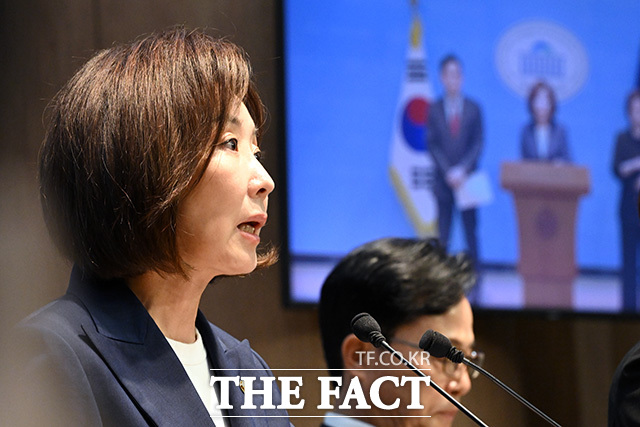 [더팩트ㅣ국회=남용희 기자] 나경원 국민의힘 의원이 4일 오전 서울 여의도 국회 소통관에서 기자회견을 열고 발언을 하고 있다.