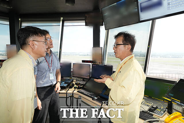 김포국제공항 관제탑 찾아 관제 시설 운영 현황을 점검하는 김원준 사장(오른쪽). /한국공항공사