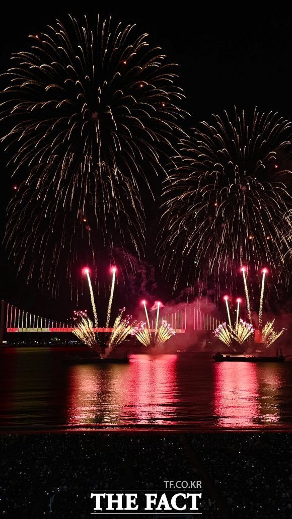 부산시 광안리해수욕장에서 2025년 제20회 부산불꽃축제가 진행되고 있는 모습. /손연우 기자
