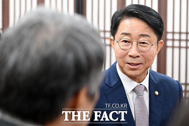 미즈시마 고이치 주한일본대사 만나 대화 나누는 조정식 국회의장(오른쪽).
