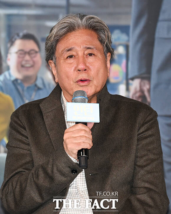 최민식과 한소희, 김도영 감독, 배우 김준한, 류혜영(왼쪽부터)이 포즈를 취하고 있다.