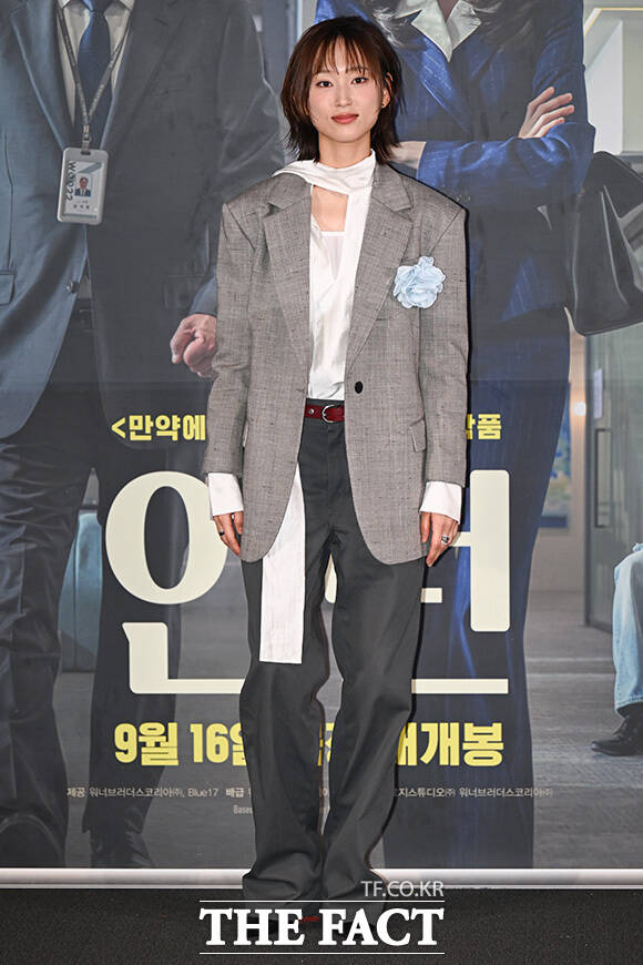 최민식과 한소희, 김도영 감독, 배우 김준한, 류혜영(왼쪽부터)이 포즈를 취하고 있다.
