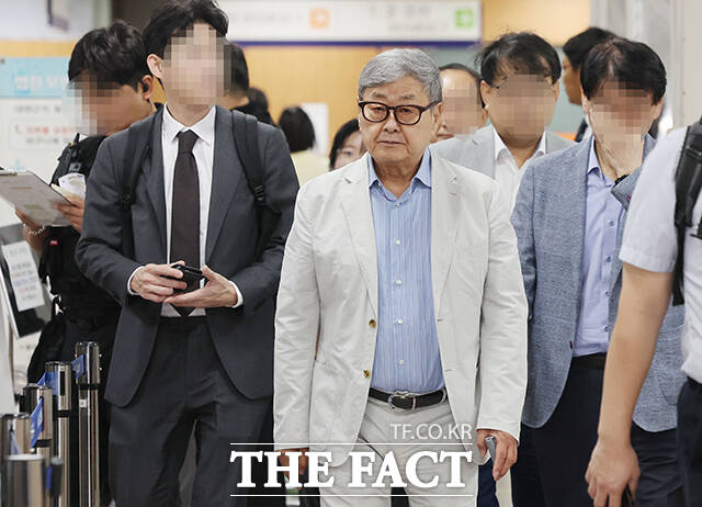 김준기 DB그룹 창업회장이 4일 서울 서초구 서울중앙지방법원에서 열린 '독점규제및공정거래에관한법률위반 혐의' 1차 공판에 출석하고 있다. /남윤호 기자