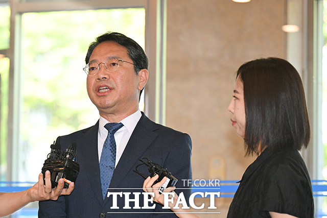 김승원 법무부 장관 후보자가 지난 3일 오전 서울 종로구 현대적선빌딩에 마련된 후보자 인사청문회 준비 사무실로 출근하며 취재진의 질의에 답하고 있다./송호영 기자