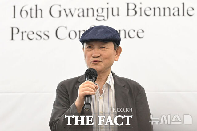 윤범모 광주비엔날레 대표이사가 제16회 광주비엔날레 개막식이 열리는 4일 오전 전남광주 북구 운암동 광주비엔날레 전시관 거시기홀에서 열린 개막식 기자간담회에서 인사말을 하고 있다. /뉴시스