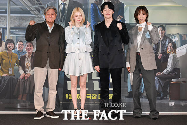 배우 최민식과 한소희, 김준한, 류혜영(왼쪽부터)이 4일 오후 서울 용산구 CGV 용산아이파크몰에서 열린 영화 '인턴' 언론배급시사회 및 기자간담회에 참석해 포즈를 취하고 있다. /송호영 기자