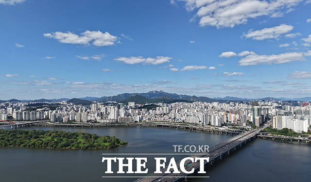 4일 오후 서울 여의도 영등포구 일대에서 바라본 서울 하늘이 청명한 모습을 보이고 있다. /박헌우 기자