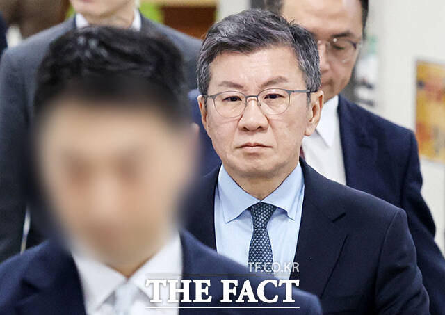 독점규제및공정거래법 위반 혐의를 받는 정몽규 HDC 회장이 4일 서울 서초구 서울중앙지방법원에서 열린 첫 공판에 출석하고 있다. /남윤호 기자