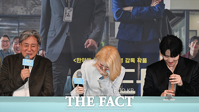 베우 최민식과 한소희, 김준한(왼쪽부터)이 미소를 짓고 있다.
