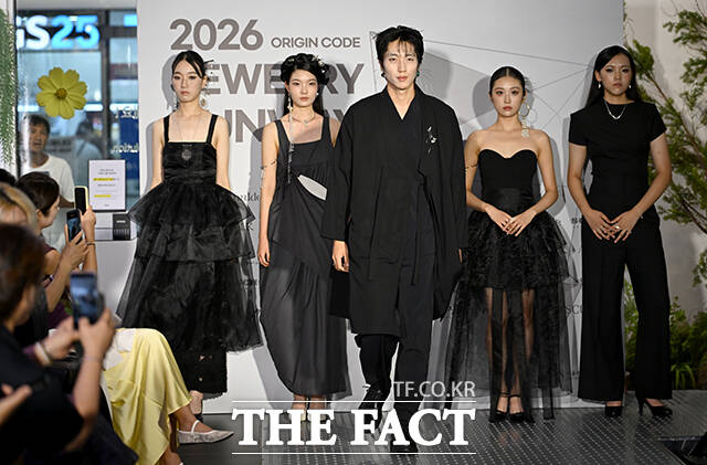'2026 서울 주얼리 위크' 주얼리 런웨이가 4일 오후 서울 중구 동대문디자인플라자(DDP)에서 열린 가운데 모델이 주얼리를 착용하고 런웨이를 걷고 있다. /박상민 기자