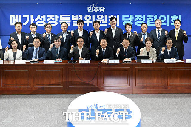 김민석 더불어민주당 대표(앞줄 왼쪽 네 번째)와 참석자들이 4일 오후 서울 여의도 국회 의원회관에서 열린 메가성장특별위원회 당정협의회에서 기념촬영을 하고 있다. /국회=남용희 기자