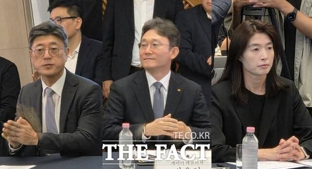 정재헌 SK텔레콤 대표이사(왼쪽부터)와 박윤영 KT 대표이사, 정신아 카카오 대표이사 '모두의 AI' 프로젝트 착수 간담회에 참석해 진행자 발언을 듣고 있다. /우지수 기자