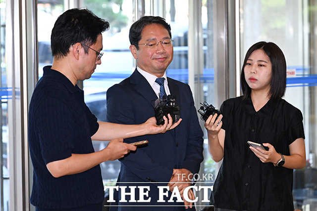 김승원 법무부 장관 후보자가 3일 오전 서울 종로구 현대적선빌딩에 마련된 후보자 인사청문회 준비 사무실로 출근 중 취재진의 스마트폰을 바라보고 있다./송호영 기자